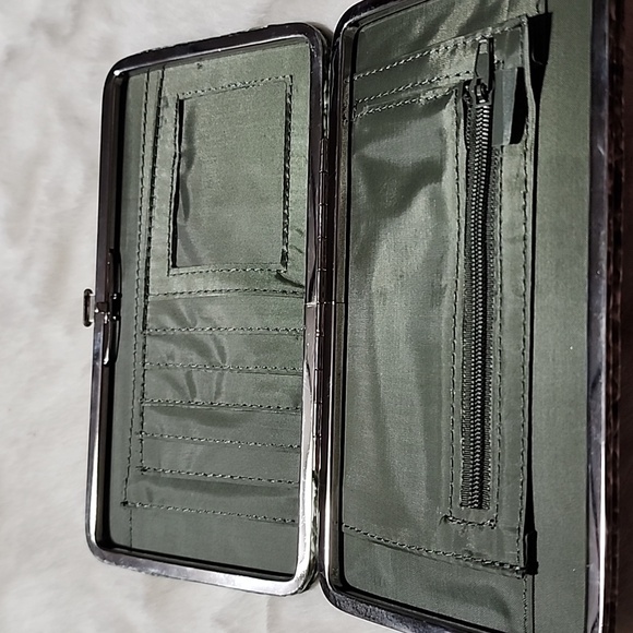 WOMEN'S GREEN SHIMMERING SNAKE SKIN WALLET. - Picture 2 of 4